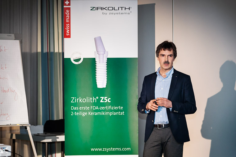 Referent Peter Guntermann - «Keramikimplantate: mit Sicherheit sicher?!». Foto Dietrich Hackenberg