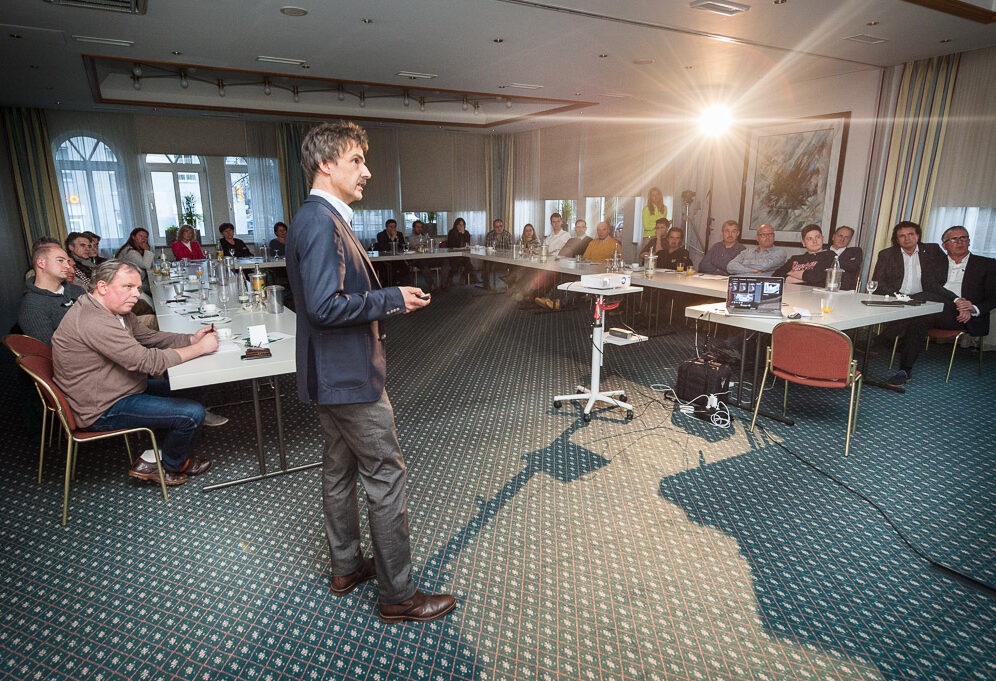Peter Guntermann referiert - Fortbildung Zirkon Implantate. Foto Dietrich Hackenberg