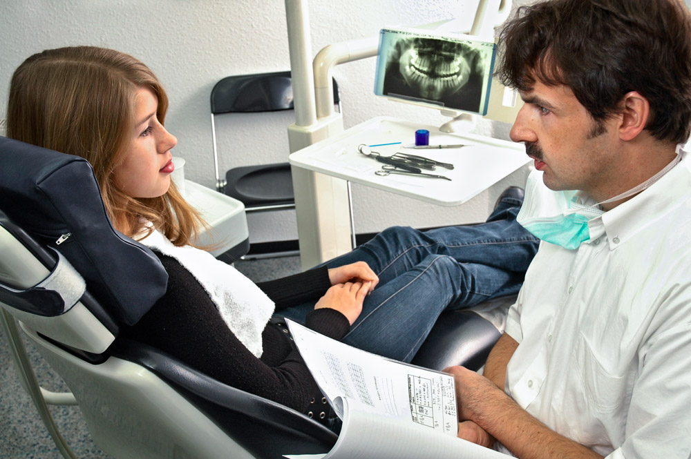 Patientengespräch Praxis Guntermann, Olpe. Foto Dietrich Hackenberg