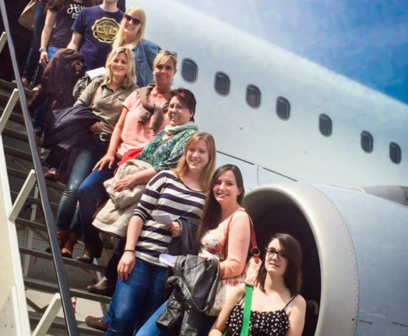 Auf der Flugzeugtreppe - Praxis Guntermann-Betriebsausflug Porto 2015