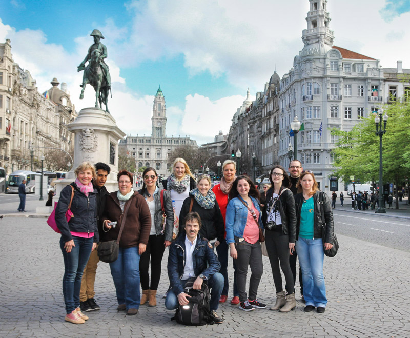 Team vor Denkmal auf Platz in Porto - Praxis Guntermann-Betriebsausflug Porto 2015