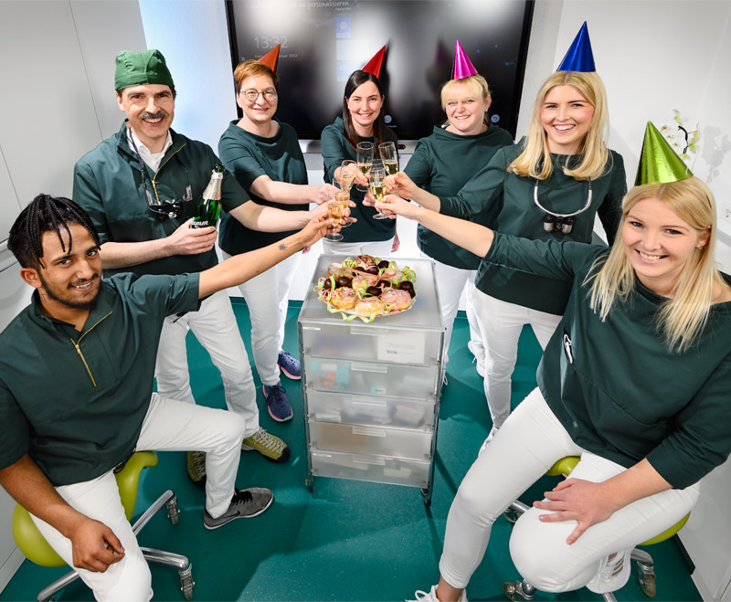 Karnevalsfeier Team mit Hütchen - Zahnarzt und Fachzahnarzt Praxis Guntermann, Olpe