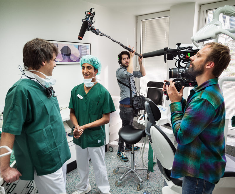 Filmteam macht Aufnahmen des Auszubildenden Noel in der Zahnarztpraxis Peter Guntermann Olpe