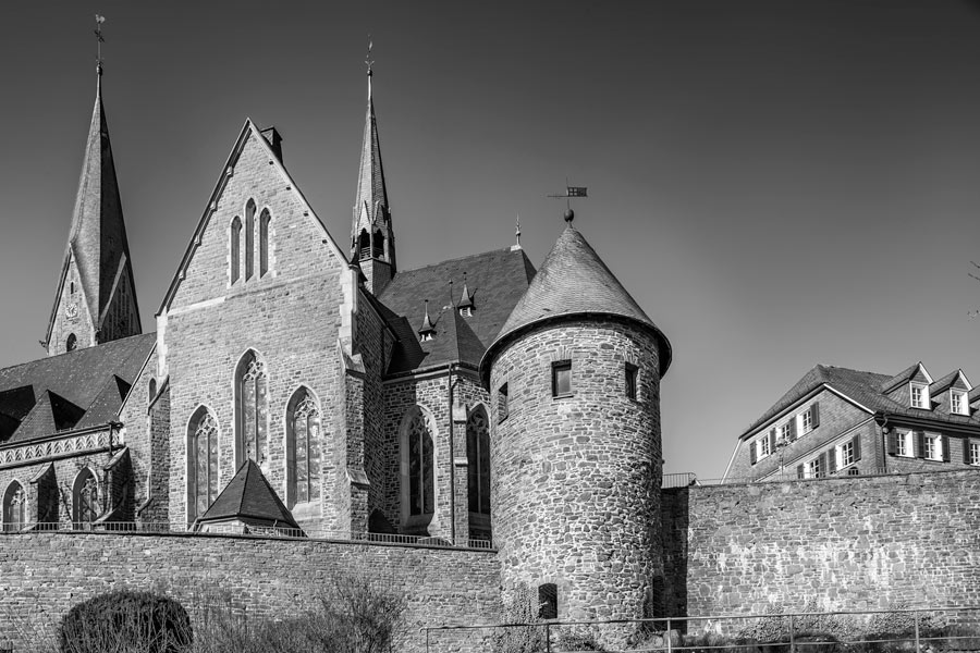 Olper Stadtmauer mit Engelsturm und Martinus-Kirche. Foto Dietrich Hackenberg