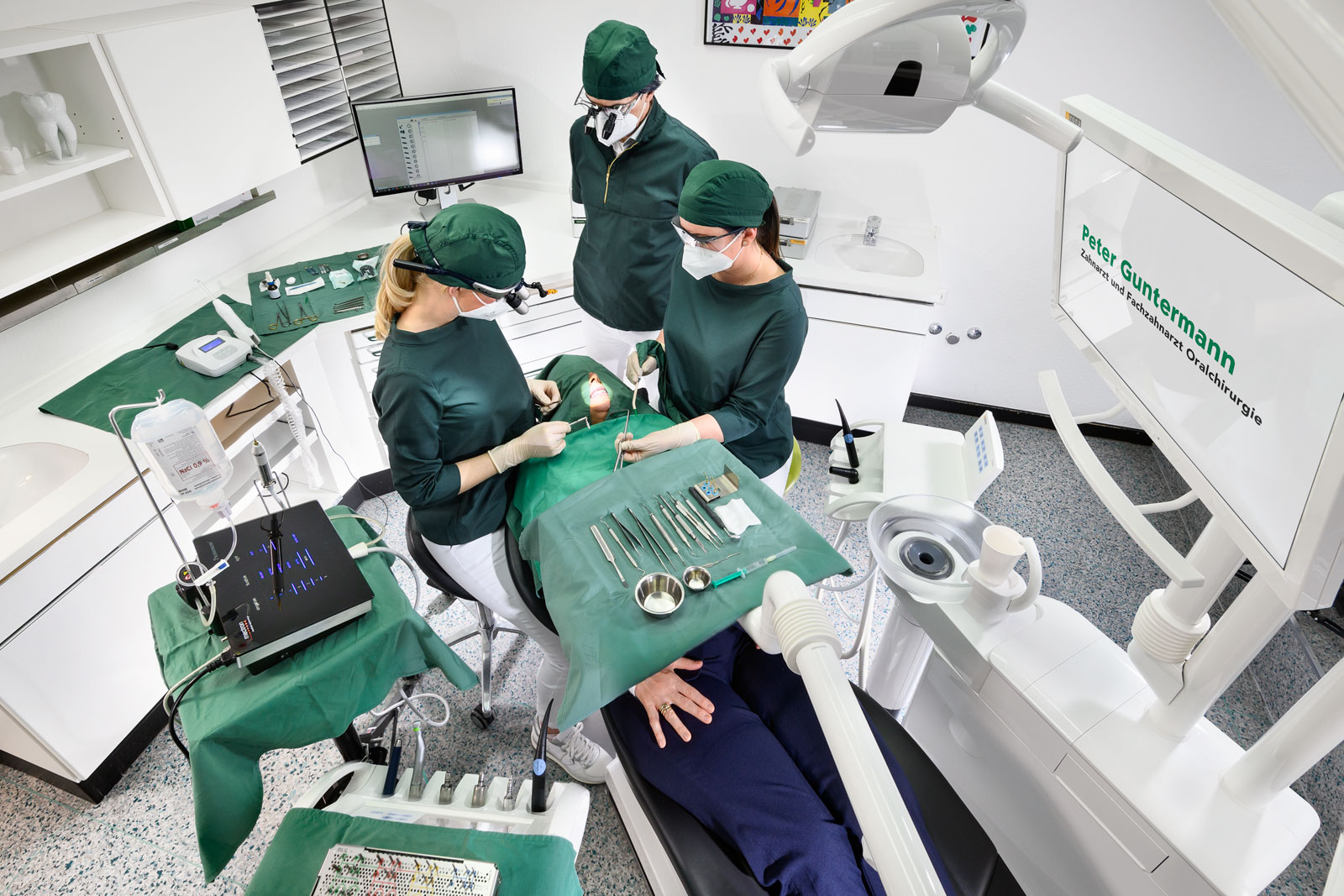 Oralchirurgische OP - Zahnarzt Peter Guntermann beobachtet Tochter bei der Op an Patientin im Behandlungsstuhl - Zahnarzt und Fachzahnarzt Praxis Guntermann, Olpe. Foto Dietrich Hackenberg