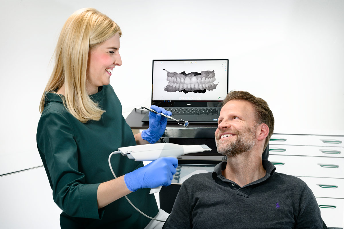 Intraoraler Scanner - Zahnarzt und Fachzahnarzt Praxis Guntermann, Olpe. Foto Dietrich Hackenberg