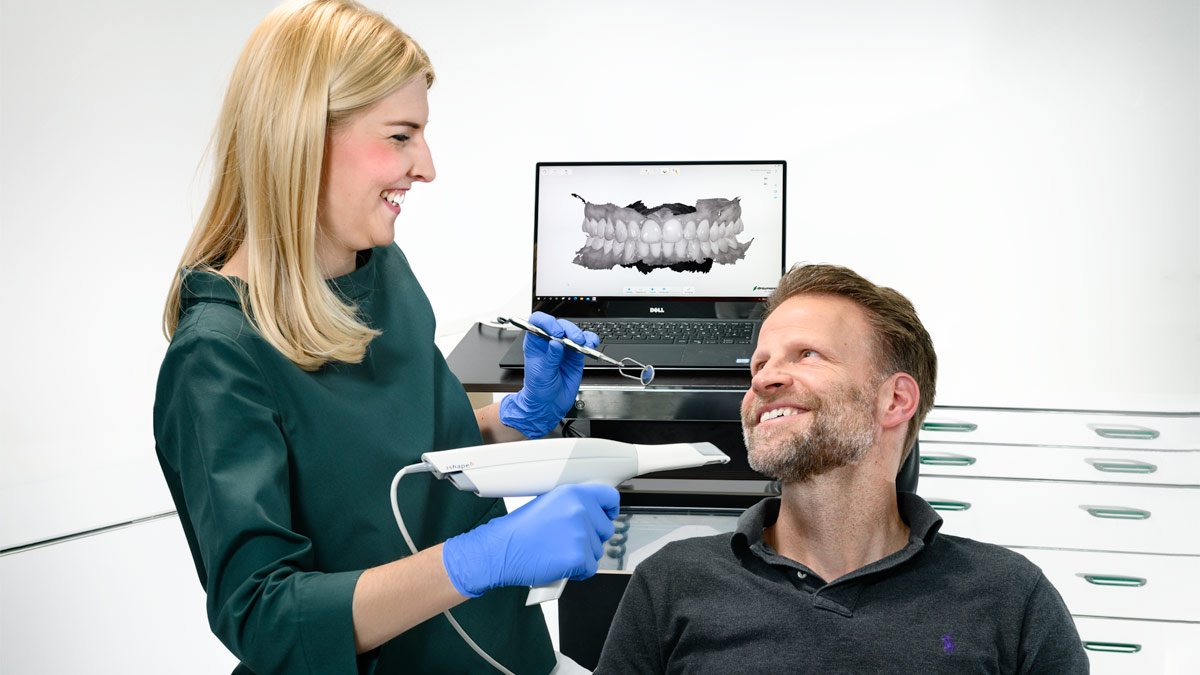 Zahnärztin und Patient mit Intraoralem Scanner - Zahnarzt und Fachzahnarzt Praxis Guntermann, Olpe. Foto Dietrich Hackenberg