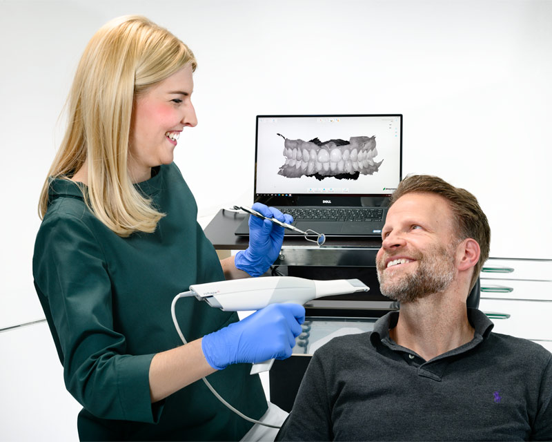 Zahnärztin und Patient mit Intraoralem Scanner - Zahnarzt und Fachzahnarzt Praxis Guntermann, Olpe. Foto Dietrich Hackenberg
