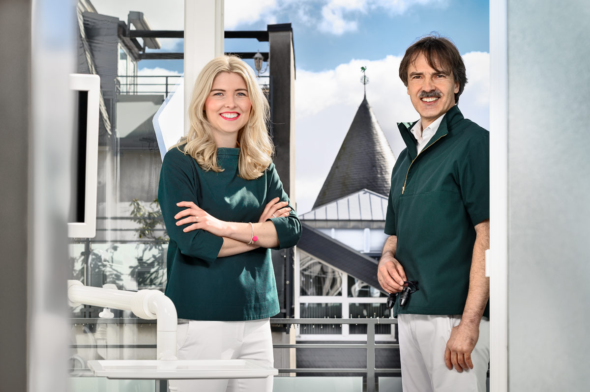 Leona und Peter Guntermann mit Blick auf den Hexenturm - Zahnarzt und Fachzahnarzt Praxis Guntermann, Olpe. Foto Dietrich Hackenberg