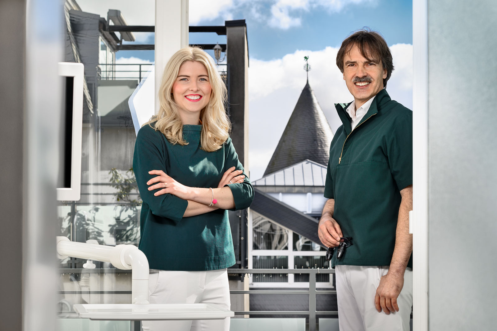 Leona und Peter Guntermann mit Blick auf den Hexenturm - Zahnarzt und Fachzahnarzt Praxis Guntermann, Olpe. Foto Dietrich Hackenberg