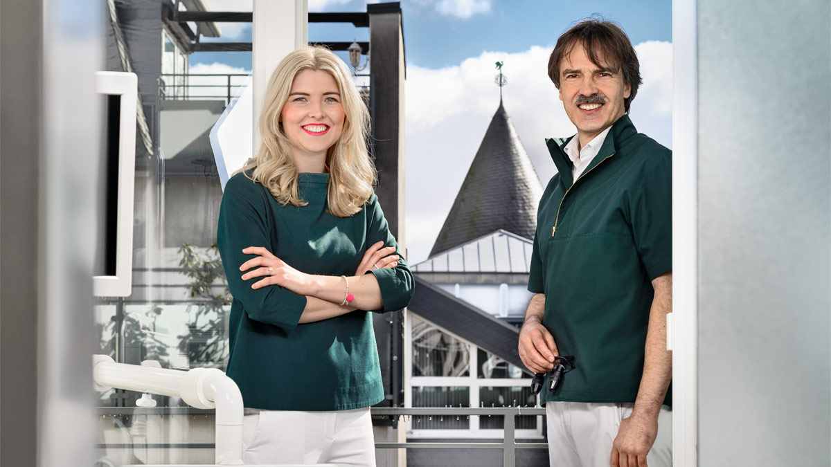 Leona und Peter Guntermann mit Blick auf den Hexenturm- Zahnarzt und Fachzahnarzt Praxis Guntermann, Olpe. Foto Dietrich Hackenberg