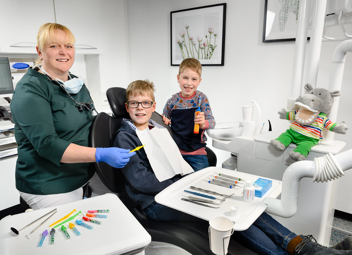 Prophylaxe bei Kindern - Zahnarzt und Fachzahnarzt Praxis Guntermann, Olpe. Foto Dietrich Hackenberg