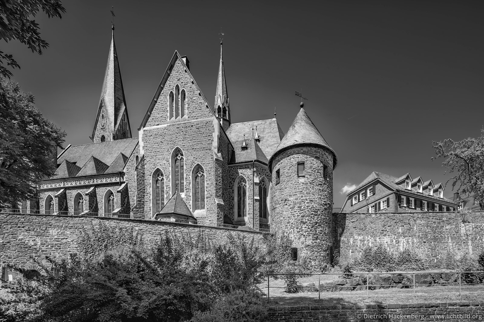 Olper Stadtmauer mit Engelsturm und Martinus-Kirche. Foto Dietrich Hackenberg - www.lichtbildorg