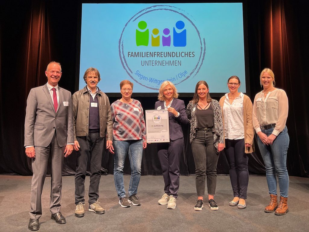 Landrat Theo Melcher zusammen mit dem Team der Praxis Guntermann und der Urkunde „Familienfreundliches Unternehmen“ bei der Abschlussveranstaltung im Kulturhaus Lÿz in Siegen. Foto: Kreisverwaltung Siegen-Wittgenstein