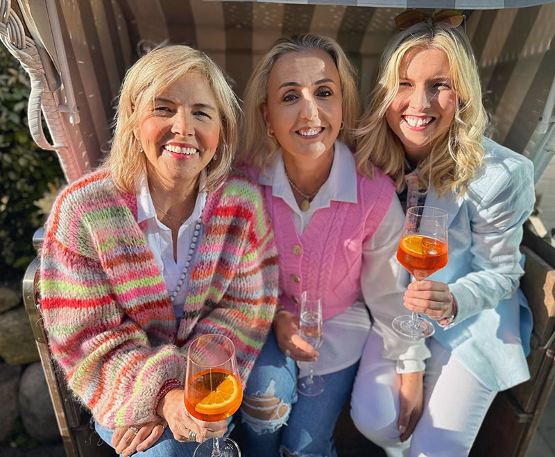 Drei Frauen mit Aperol im Strandkorb