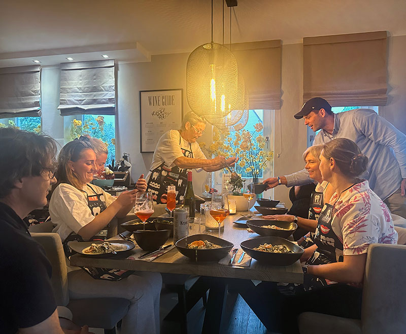 Gemeinsames Essen am warm beleuchteten Tisch