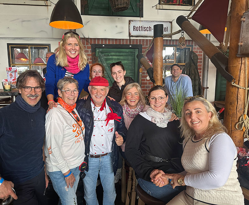 Wirt und Praxisteam in Seemännisch ausgestattetem Gasthof