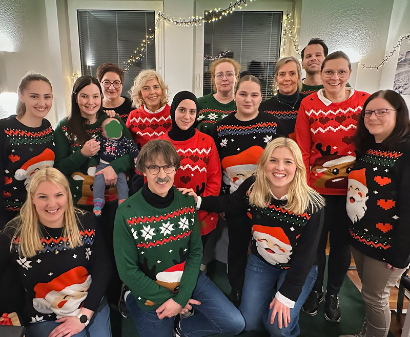 Weihnachtsfeier mit bunten Pullovern