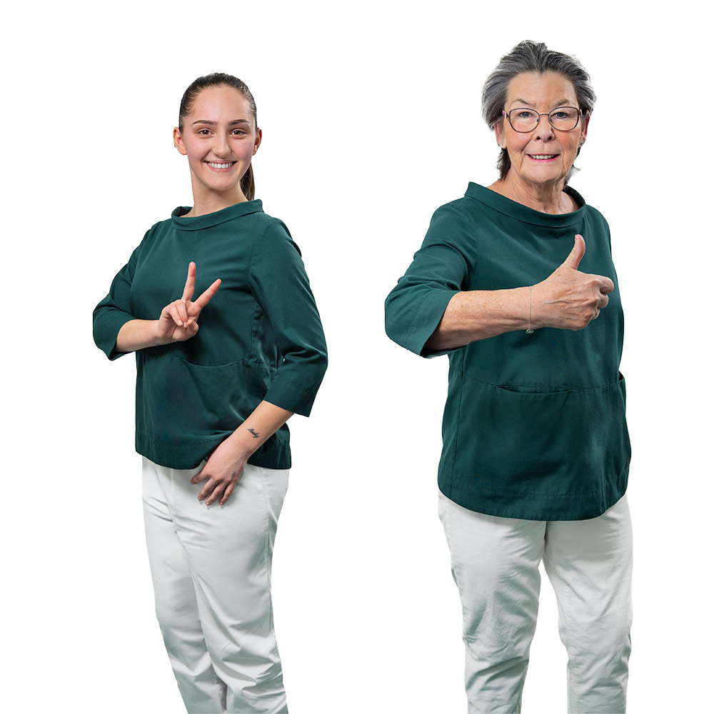 Auszubildende mit Victory Zeichen und Ausbilderin hält Daumen hoch