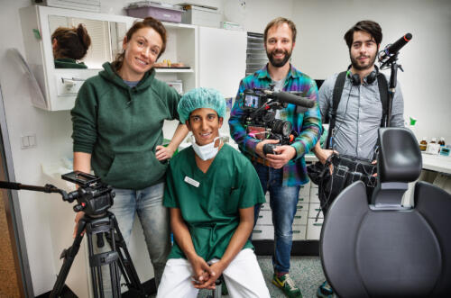 Hamburger Kamerateam macht Aufnahmen des Auszubildenden Noel der Praxis Guntermann für einen Film über Heranwachsende. Foto Dietrich Hackenberg