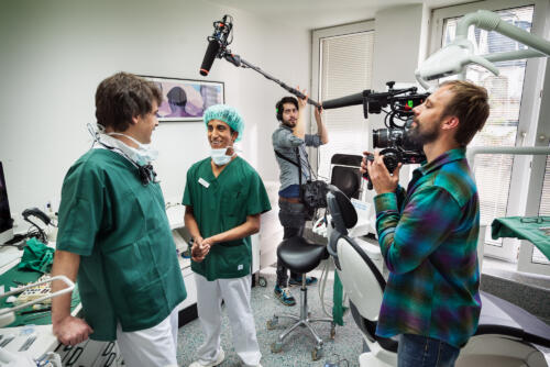 Hamburger Kamerateam macht Aufnahmen des Auszubildenden Noel der Praxis Guntermann für einen Film über Heranwachsende. Foto Dietrich Hackenberg